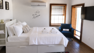 honeymoon house bed (1)